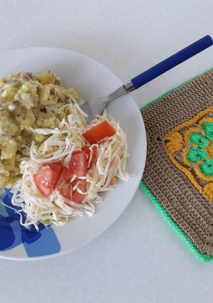 Una foto de Revuelto de papa y carne 🥔🥣🍽