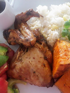 Una foto de Arroz blanco con choclo y pollo al horno a lo Carmelita