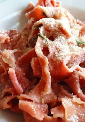 Foto di Tagliatelle rosa Burro Salvia e Parmigiano