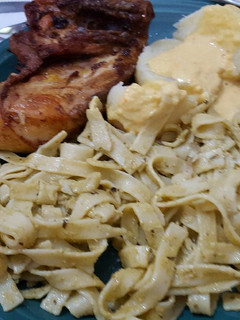 Una foto de Pollo frito con tallarín y papa a la huancaína