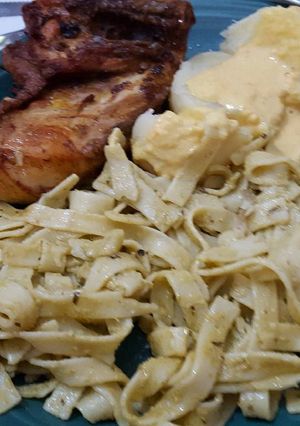 Una foto de Pollo frito con tallarín y papa a la huancaína