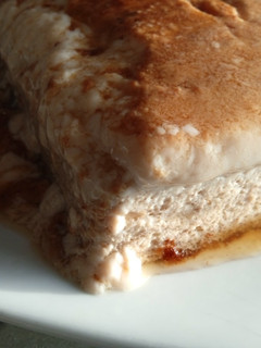 Una foto de Flan de plátano y dátiles en Mambo