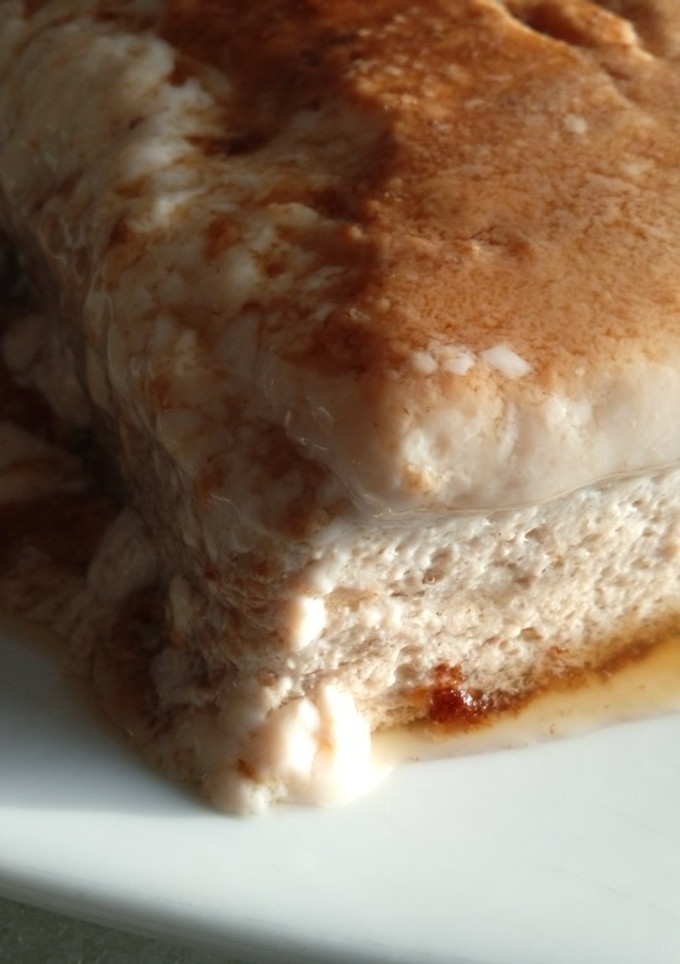 Una foto de Flan de plátano y dátiles en Mambo