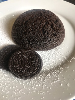 A picture of Oreo biscuit cake.