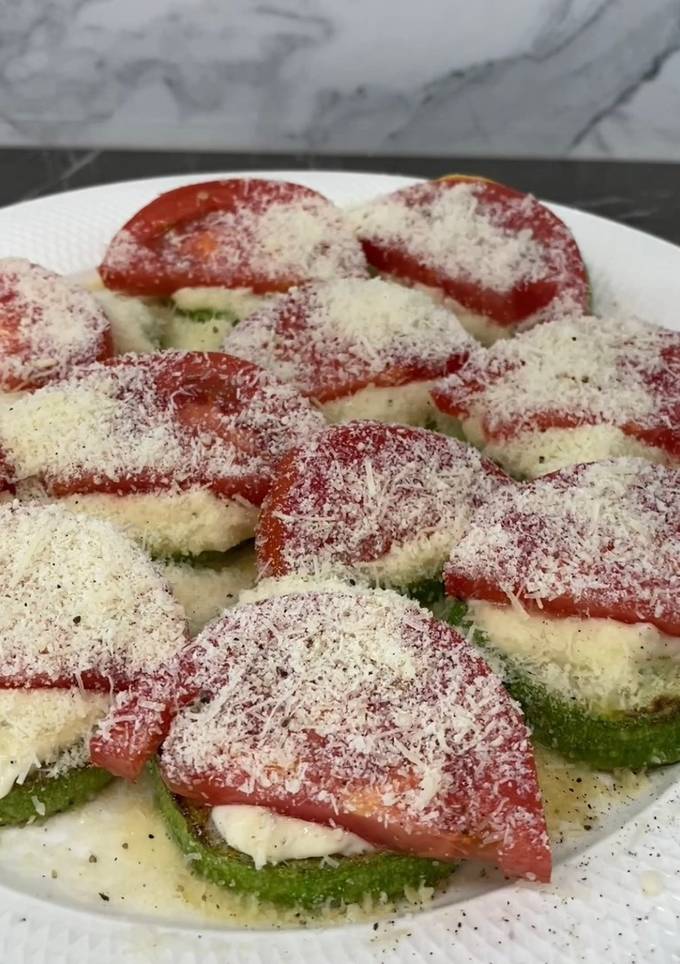 Кабачки з часниковим соусом та томатами 👌