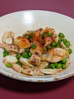 Una foto de Pulpo con guisantes al Jerez
