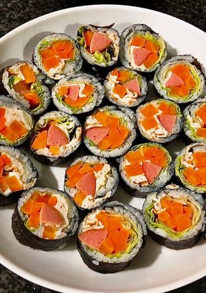 Hình của món Sushi Cuộn Xúc Xích, Trứng và Cà Rốt.