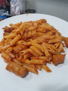Una foto de Macarrones con longaniza roja