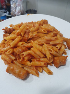 Una foto de Macarrones con longaniza roja