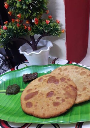 A picture of Daal stuffing with besan kachori.