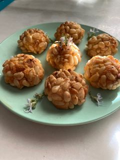Una foto de Panellets de piñones con masa de calabaza y almendra... y un toque de canela..!