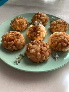 Una foto de Panellets de piñones con masa de calabaza y almendra... y un toque de canela..!