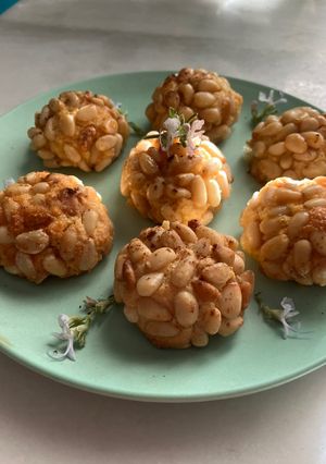 Una foto de Panellets de piñones con masa de calabaza y almendra... y un toque de canela..!
