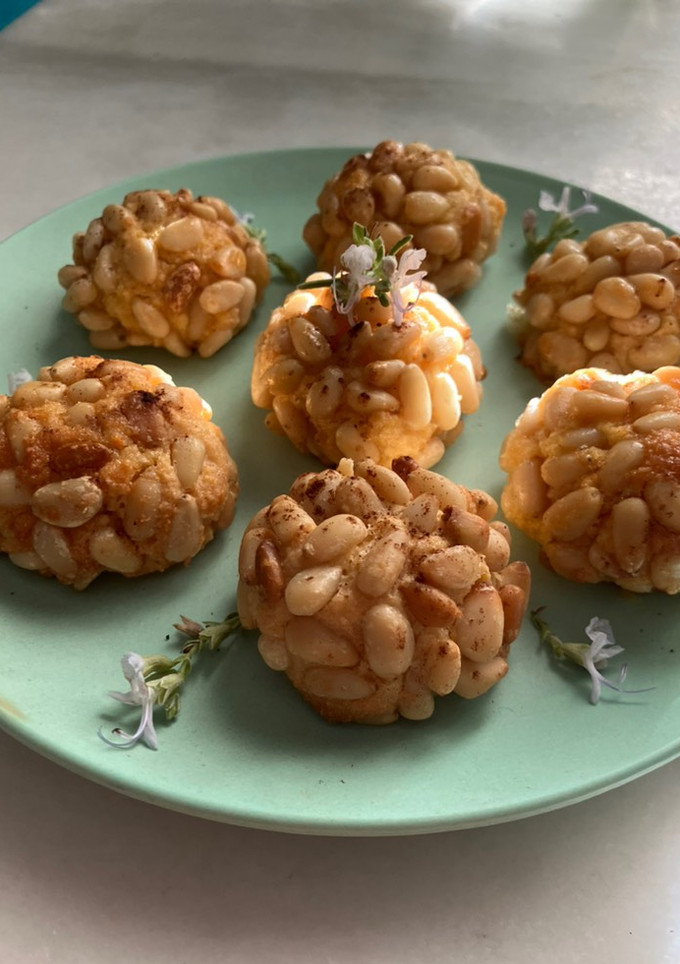 Una foto de Panellets de piñones con masa de calabaza y almendra... y un toque de canela..!