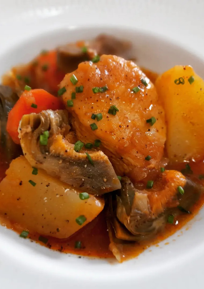 Una foto de Pollo en salsa con verduritas
