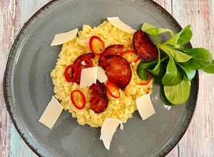 Une photo de Risotto au safran et aux chips de chorizo