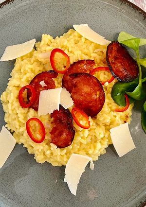 Une photo de Risotto au safran et aux chips de chorizo