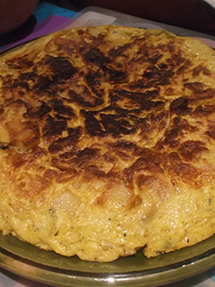 Una foto de Tortillón de patatas y calçots