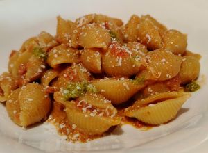Foto di Conchiglie con Passata di Pomodoro, Pesto alla Genovese, Panna e Ricotta Salata