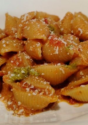 Foto di Conchiglie con Passata di Pomodoro, Pesto alla Genovese, Panna e Ricotta Salata