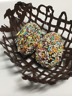 Una foto de Huevos de chocolate con color