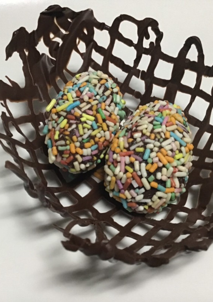 Una foto de Huevos de chocolate con color