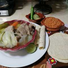 Una foto de Caldo de chambarete