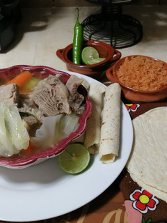 Una foto de Caldo de chambarete