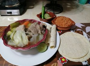 Una foto de Caldo de chambarete