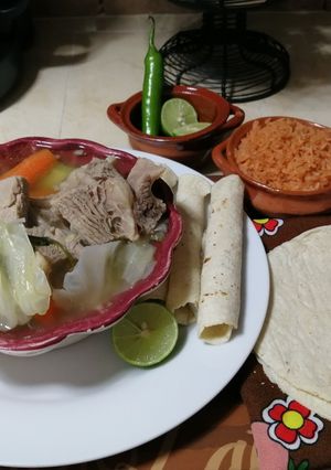 Una foto de Caldo de chambarete