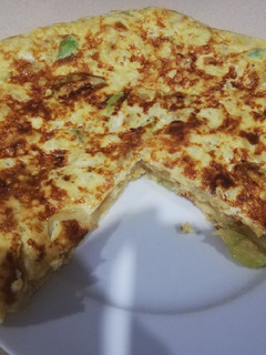 Una foto de Tortilla de patata y calabacín