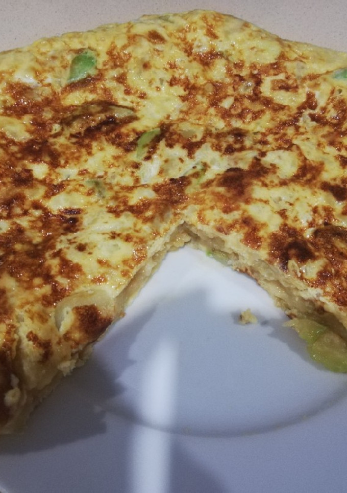 Una foto de Tortilla de patata y calabacín