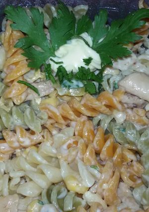 Una foto de Ensalada de Pastas de colores con Pollo