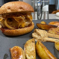 A picture of BBQ Pork n’ Cheddar Burger.