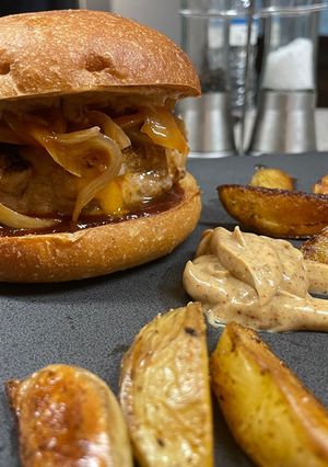 A picture of BBQ Pork n’ Cheddar Burger.
