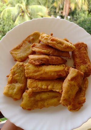 A picture of Pazhampori or banana podi.