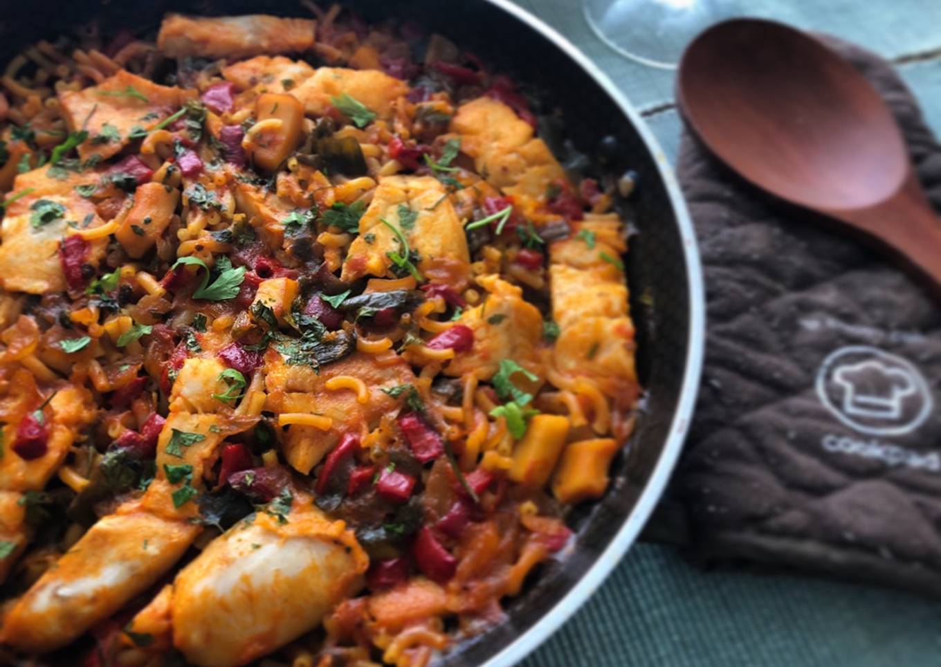 Fideuá de merluza y calamar al horno