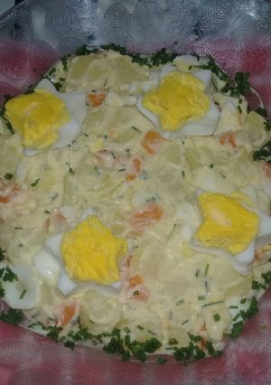 Una foto de Ensalada Diferente de Papa, huevo, zanahoria y Ciboulette😋😃