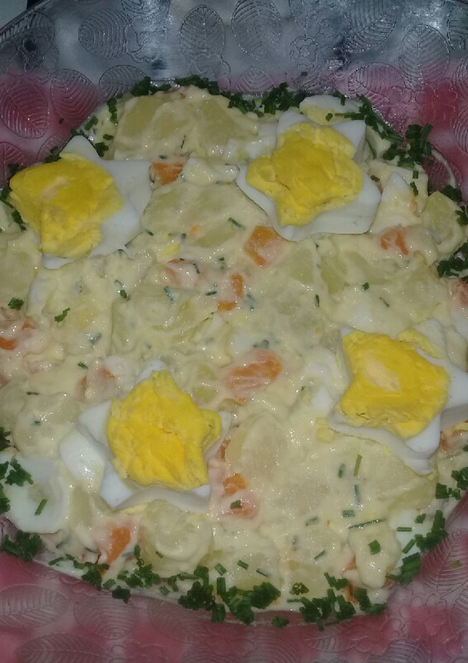 Una foto de Ensalada Diferente de Papa, huevo, zanahoria y Ciboulette😋😃