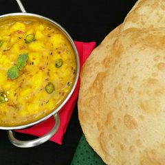 A picture of Puri Tarkari😍😋🍲.