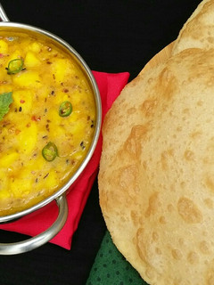 A picture of Puri Tarkari😍😋🍲.