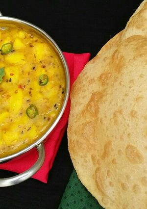A picture of Puri Tarkari😍😋🍲.