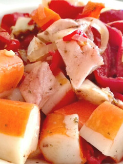 Una foto de Ensalada de pimientos rojos y pulpo