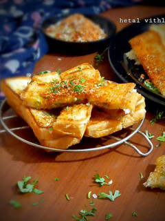 પેરી પેરી ગાર્લિક બ્રેડ (Peri peri garlic bread recipe in Gujarati) રેસીપી મુખ્ય ફોટો