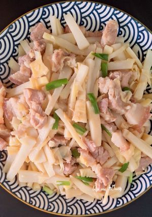 Hình của món Măng xào thịt heo.