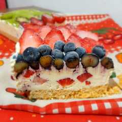 Una foto de Tarta helada con frutos