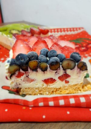 Una foto de Tarta helada con frutos