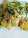 Farfalle arcobaleno con cavolfiore colorato