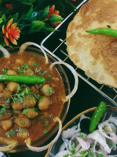पंजाबी छोले भटूरे (punjabi chole bhature recipe in Hindi) रेसिपी मुख्य फोटो