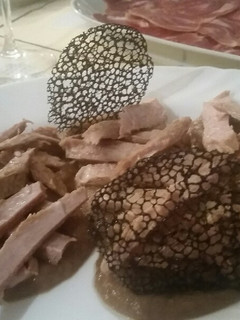 Una foto de Ventresca sobre caramelo templado de cebolla